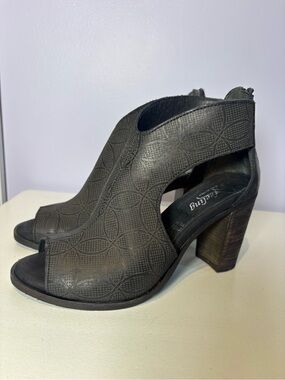 Leather Chic Black Peep-Toe Chic Luxury Block Heel Sandals Made in Italy